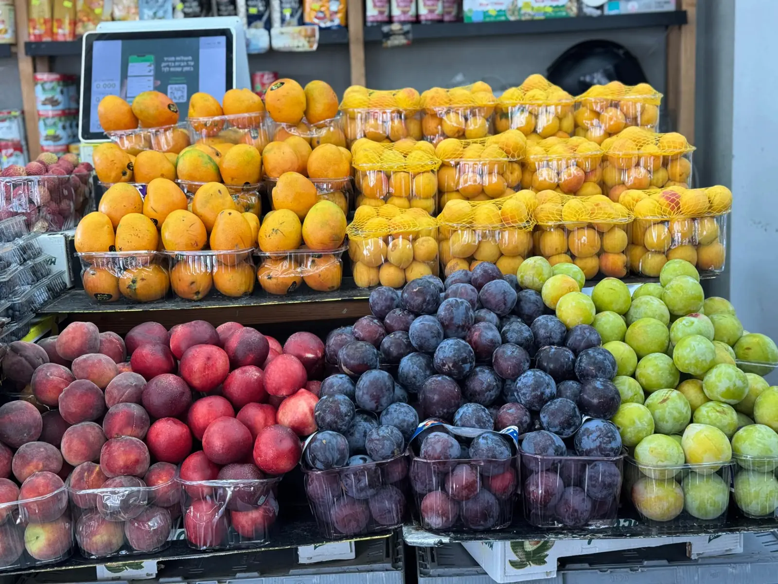 דוכן פירות וירקות טריים – פירות השדה בגבעתיים